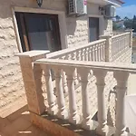 On Hill, Villa *
